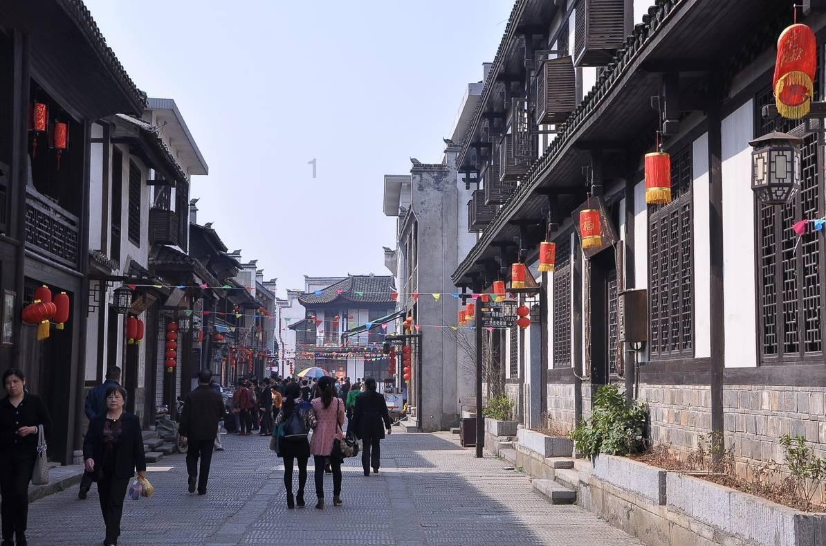 凤凰洲街道征订百份《南昌日报》送重点企业